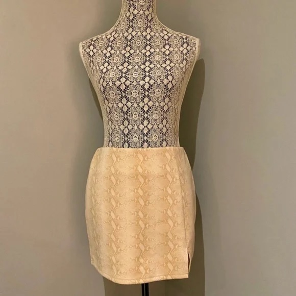 HONEY BELLE Women's Snakeskin Mini Skirt in Nude/Cream│Size Medium - Picture 9 of 16
